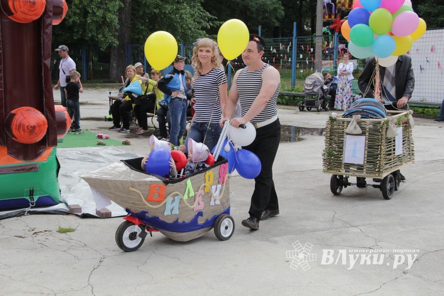 «Парад детских колясок» в День семьи, любви и верности (ФОТО)
