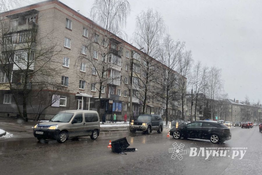 ДТП на проспекте Гагарина в Великих Луках (ФОТО)