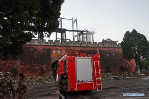 В Китае пожар уничтожил 600-летнюю башню (фото)