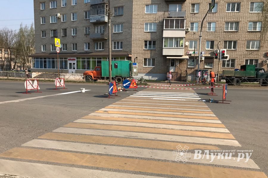 На пр. Гагарина рисуют «зебру» (ФОТО)