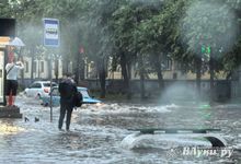 В Великих Луках ликвидируют подтопления от дождя (ФОТО)