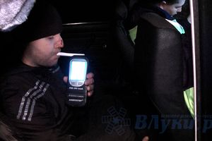 В Великих Луках пьяный водитель Газели врезался в дерево (фото)