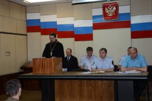 В Великих Луках нравственно-этические проблемы обсудили полицейские с представителем духовенства (фото)
