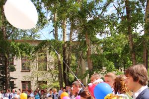 В Великих Луках прозвенели «последние» звонки (ФОТО)