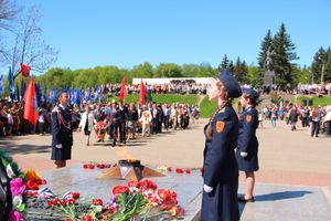 По центральному проспекту Великих Лук прошёл  «Бессмертный полк» (0+) (ФОТО)