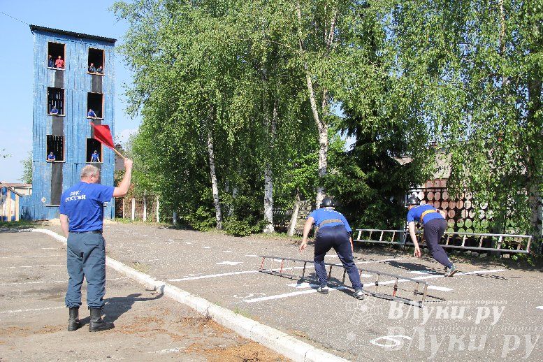 В Великих Луках прошли соревнования среди пожарных