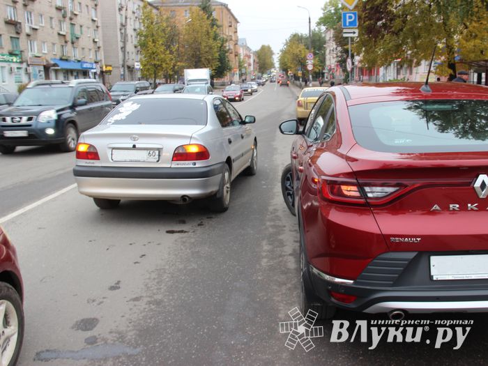 Из-за ДТП у Смоленского рынка затруднено движение (ФОТО)