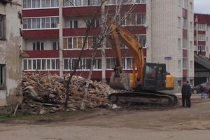 Фотофакт: в Великих Лук сносят дом 
