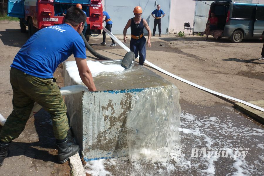 В Великих Луках прошли соревнования среди пожарных