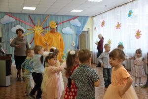 Малыши сада №1 поздравили мам и бабушек с 8 марта