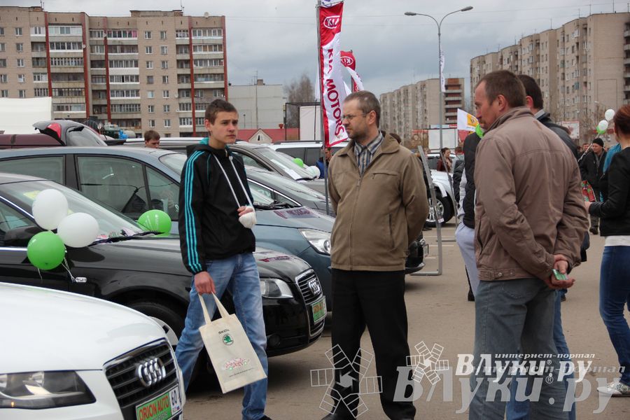 В Великих Луках прошла автомобильная ярмарка