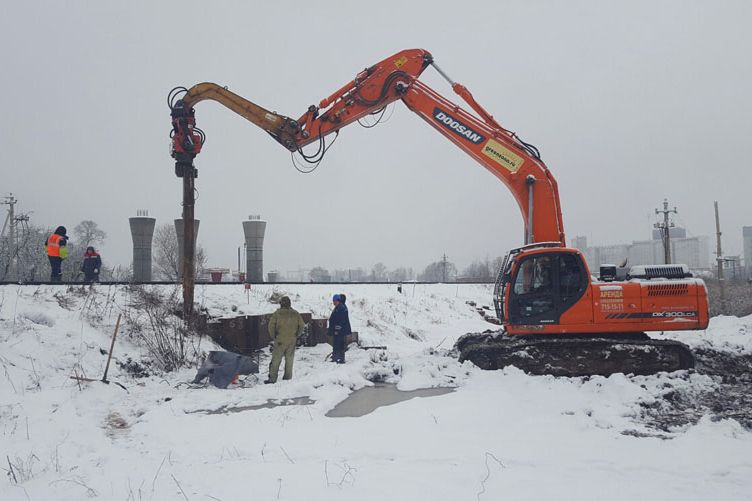 В Великих Луках продолжается строительство автодорожного путепровода с применением технологии зимнего бетонирования (ФОТО)