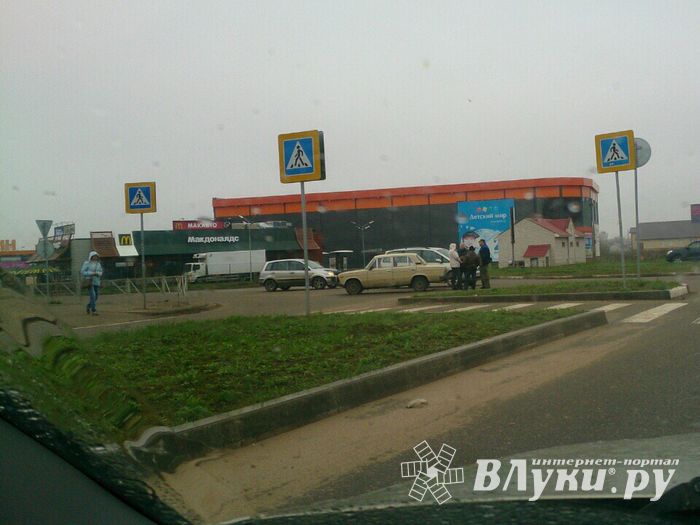 Ну не умеют в Великих Луках ездить по кольцу