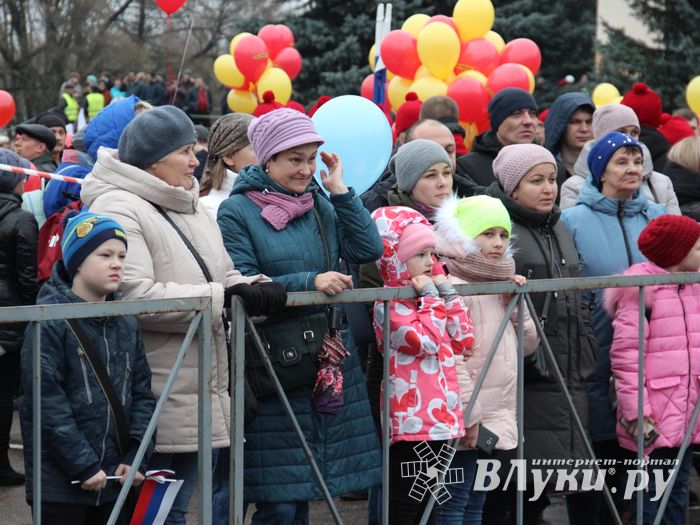 Митинг и праздничные гуляния в Великих Луках (ФОТО)