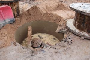 На строительстве путепровода грузовик чуть не ушел под землю