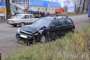 На Октябрьском проспекте в Великих Луках столкнулись «Мазда» и «Приора» (ФОТО)