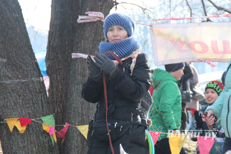 В Великих Луках широко отметили Масленицу (ФОТО)
