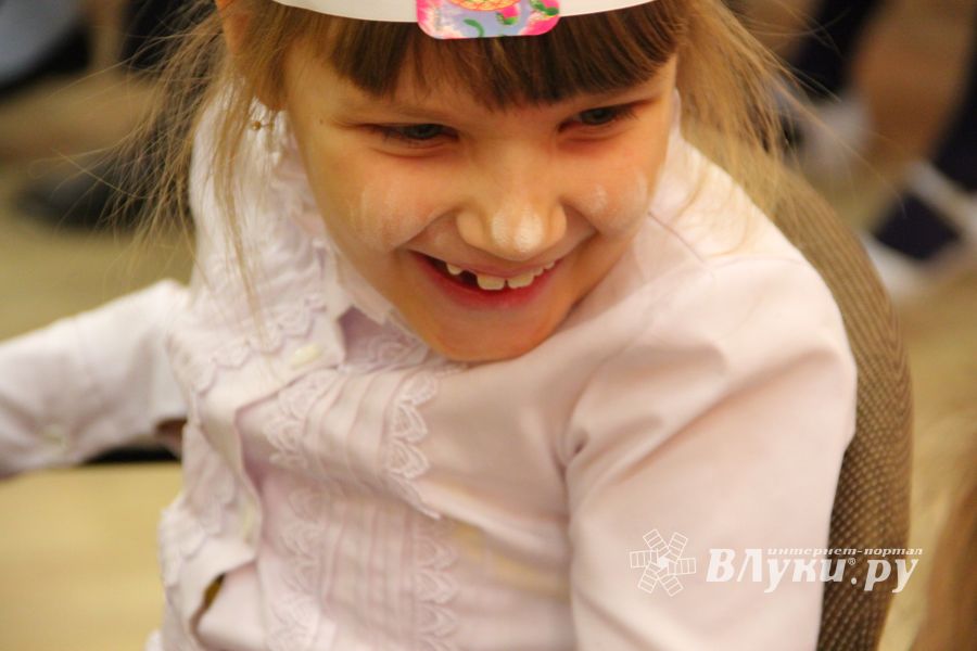 Зачем самых младших учеников 13-й школы испачкали мелом (ФОТО)