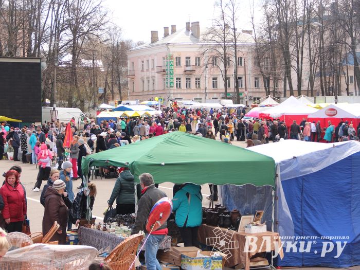 В Великих Луках проходит Весенняя ярмарка