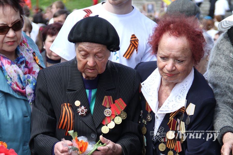 Парад Победы в Великих Луках (фото)