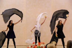 В Великих Луках поздравляют мам (ФОТО)