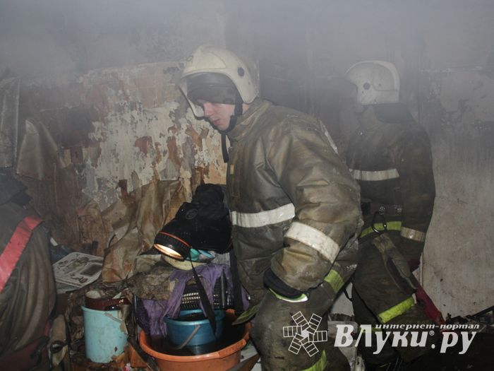 Фоторепортаж: пожар на Зверева в Великих Луках (ФОТО 18+)