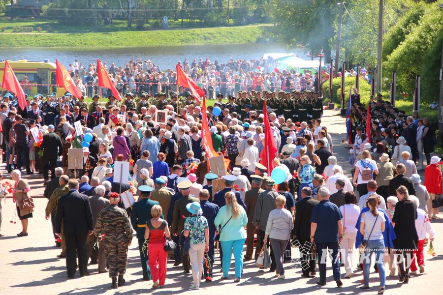 По центральному проспекту Великих Лук прошёл  «Бессмертный полк» (0+) (ФОТО)