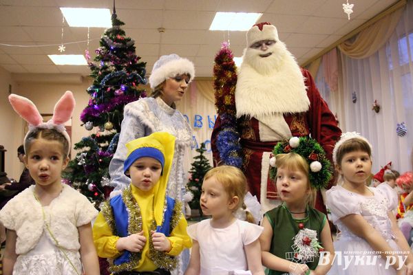 В детских садах Великих Лук проходят новогодние утренники (ФОТО)