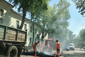 В Великих Луках проходит ямочный ремонт дорог (ФОТО)