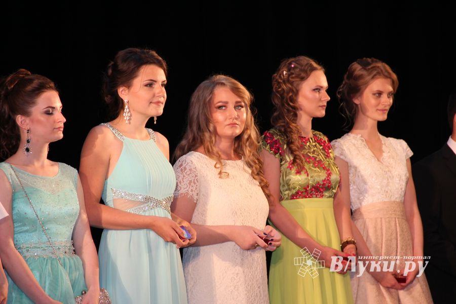 Великолуких выпускников наградили (ФОТО)