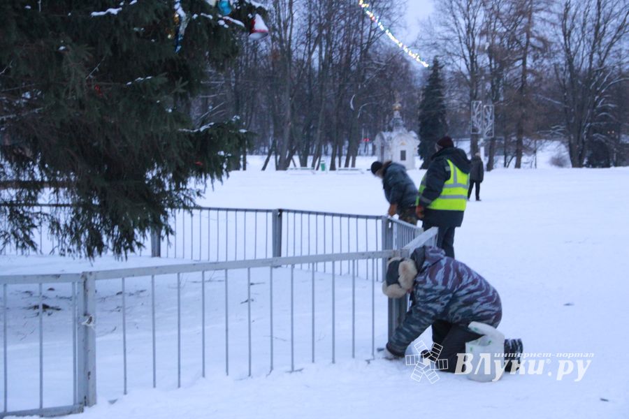 В Великих Луках приступили к демонтажу новогодней ёлки (ФОТО)