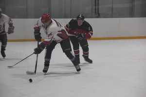 В Великих Луках прошёл первый матч Кубка Псковской области по хоккею (ФОТО)