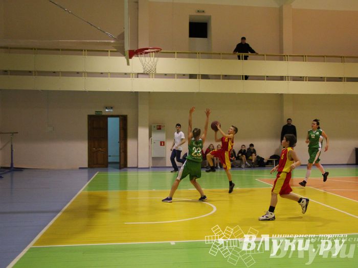 Интересный баскетбольный матч прошел в Великих Луках (фото)