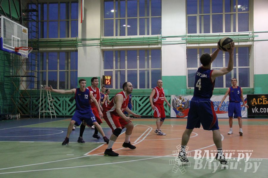 В Великих Луках проходит Открытый Чемпионат г. Великие Луки по баскетболу (фото)