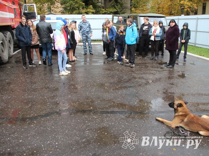 Великолукских школьников познакомили со спасательной техникой (ФОТО)