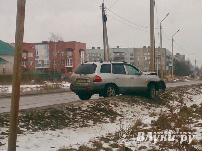 ДТП в Великих Луках: врезался в столб, огорчился и ушёл (ФОТО)