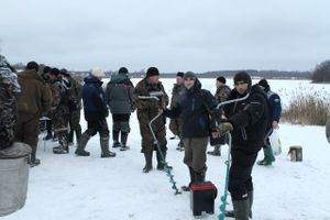 На Пореченском озере прошел Чемпионат города Великие Луки по ловле рыбы на блесну со льда (ФОТО)