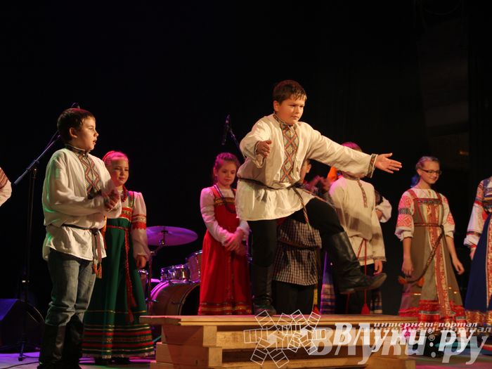 В Великих Луках прошел фестиваль живой музыки «Ставим на аватарках небо» (фото)