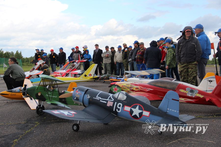В Великих Луках проходит 7-й Фестиваль авиамодельного спорта (ФОТО)