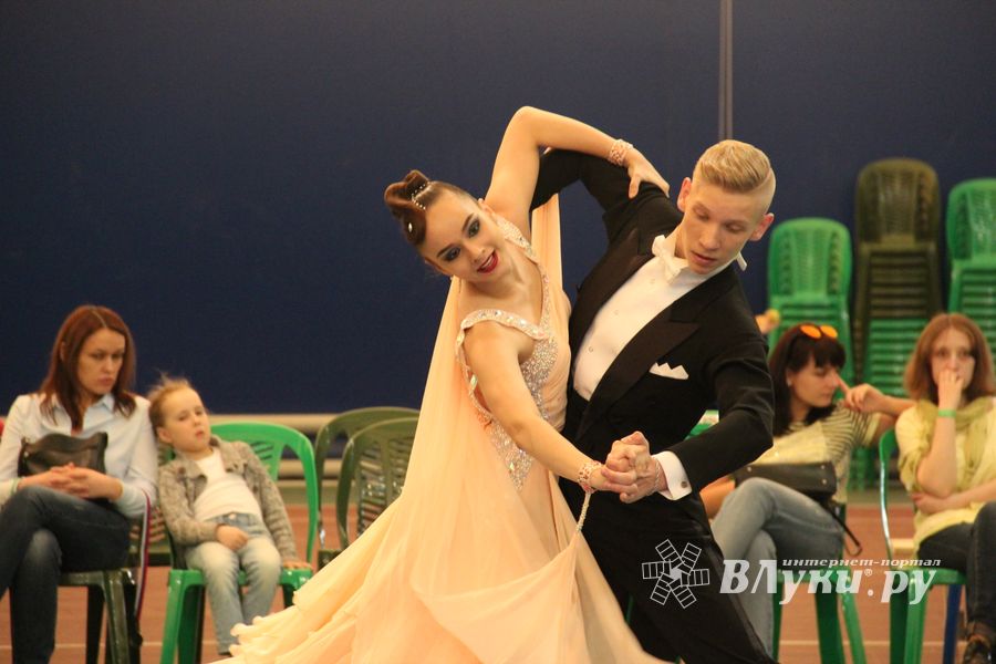 В Великих Луках прошел турнир по спортивным бальным танцам (ФОТО)