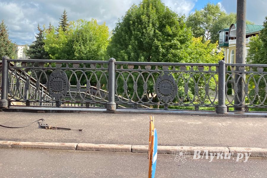 На центральном мосту затруднено движение (ФОТО)