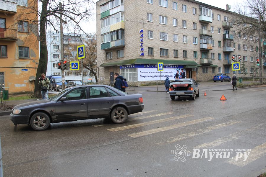 В районе Смоленского рынка произошли два ДТП (ФОТО)