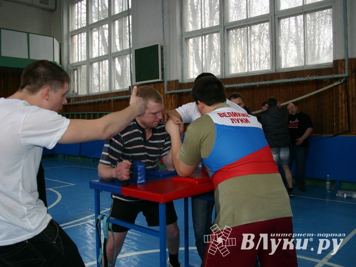 В соревнованиях по армрестлингу победили дети