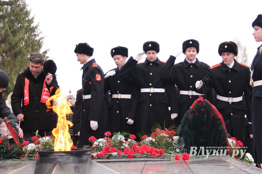 У Вечного огня в Великих Луках прошёл торжественный митинг (фото)