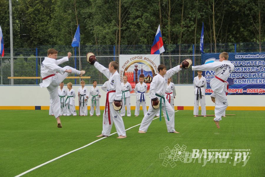Открытие физкультурно-оздоровительного комплекса в Великих Луках (фото)