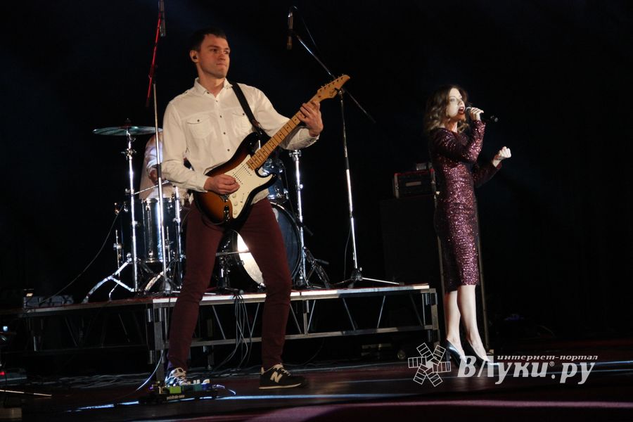 В Великих Луках состоялся концерт Юлии Савичевой (фото)