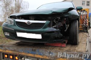 На Октябрьском проспекте в Великих Луках столкнулись «Мазда» и «Приора» (ФОТО)