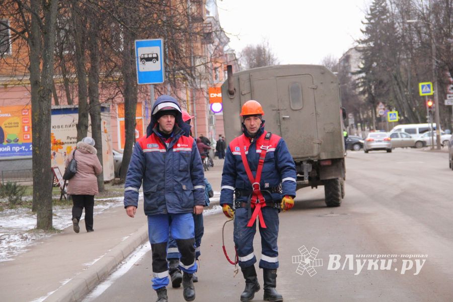 Негабаритный автопоезд вновь следует по улицам Великих Лук