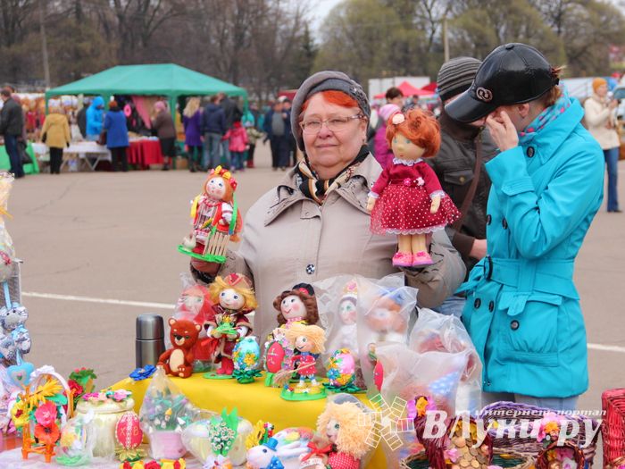 В Великих Луках проходит Весенняя ярмарка