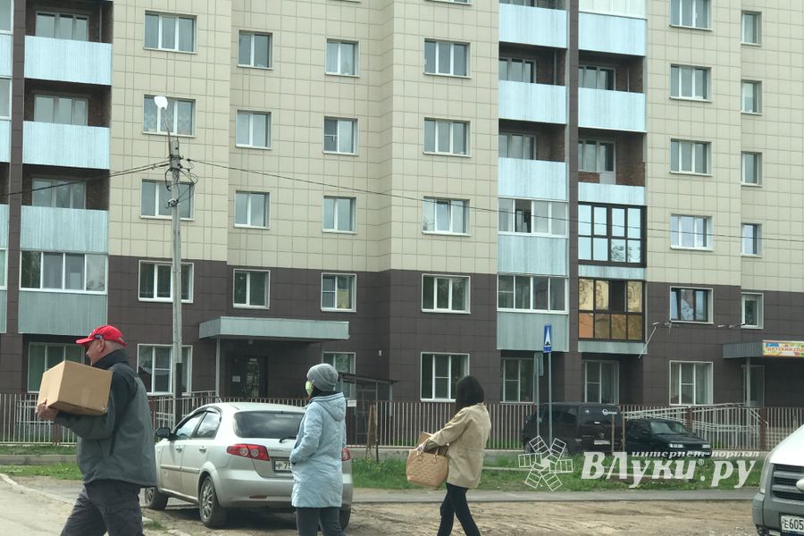 Великолукским школьникам стали раздавать продуктовые наборы (ФОТО)